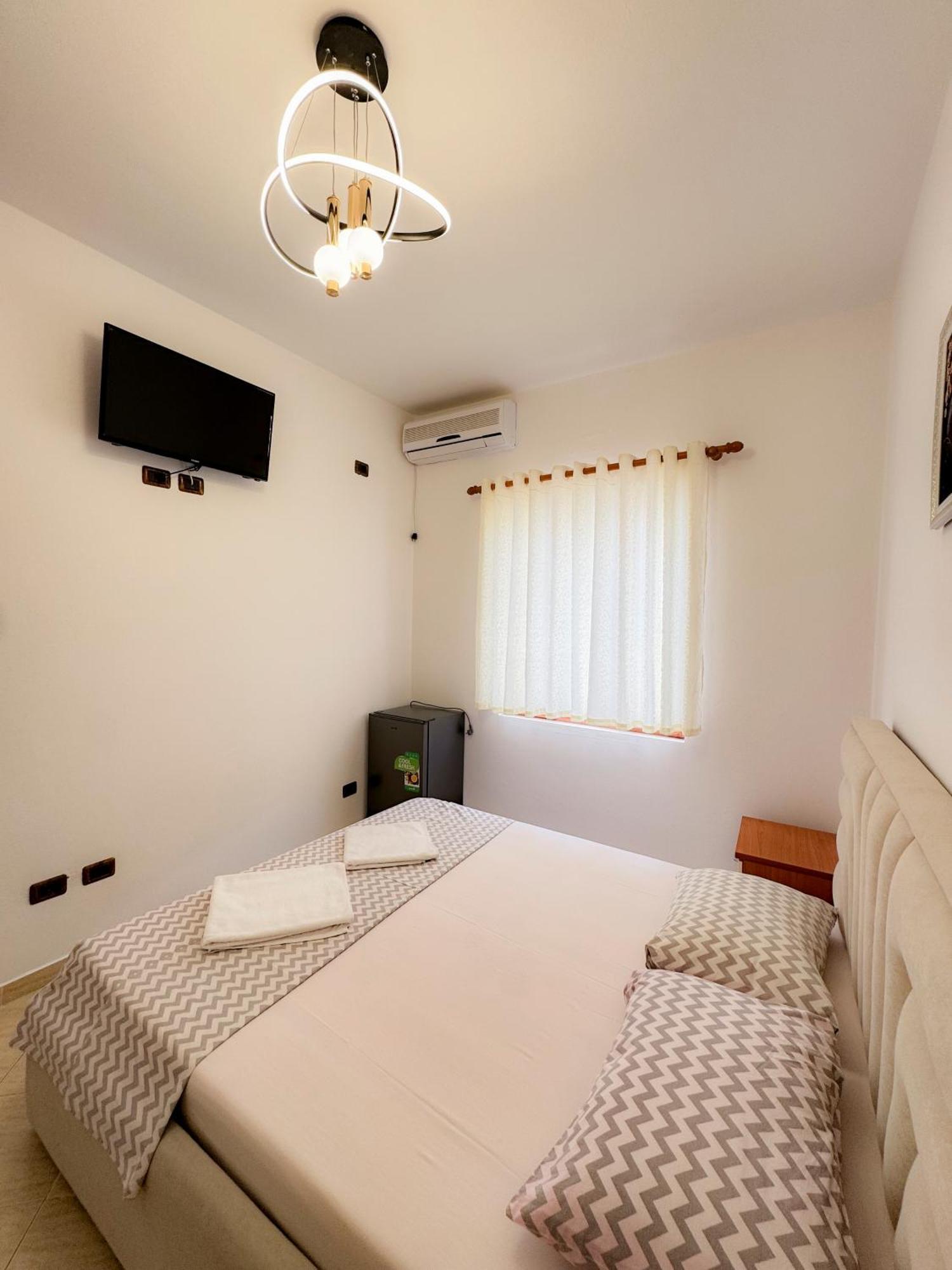 Eden Hotel Shëngjin Екстериор снимка